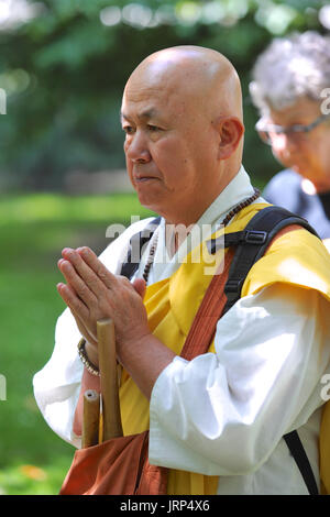 London, UK. 6. August 2017. Der Reverend Gyoro Nagase (ein japanischer buddhistischer Mönch) beten während der Kampagne für nukleare Abrüstung jährliche Gedenken an die Atombombenabwürfe auf Hiroshima, Japan am Tavistock Square, London, Vereinigtes Königreich.  Am 6. August 1967 war ein Kirschbaum auf dem Platz von Camden Rat in Gedenken an die Opfer der Bombardierung gepflanzt. Seither hat eine jährliche Zeremonie um den Baum zu erinnern, den Angriff statt.  Bildnachweis: Michael Preston/Alamy Live-Nachrichten Stockfoto