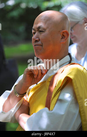 London, UK. 6. August 2017. Der Reverend Gyoro Nagase (ein japanischer buddhistischer Mönch) anhören reden während der Kampagne für nukleare Abrüstung jährliche Gedenken an die Atombombenabwürfe auf Hiroshima, Japan am Tavistock Square, London, Vereinigtes Königreich.  Am 6. August 1967 war ein Kirschbaum auf dem Platz von Camden Rat in Gedenken an die Opfer der Bombardierung gepflanzt. Seither hat eine jährliche Zeremonie um den Baum zu erinnern, den Angriff statt.  Der Angriff fand am 8. Bildnachweis: Michael Preston/Alamy Live-Nachrichten Stockfoto