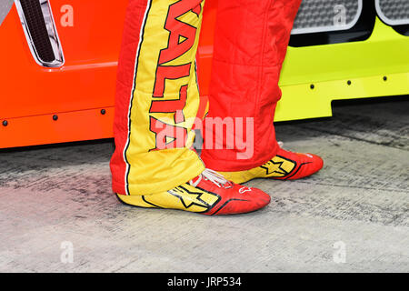 6. August 2017: Gesamtansicht der Schuhe getragen von Monster Energy NASCAR Cup Series Treiber Dale Earnhardt Jr. #88 vor der Qualifikation der Monster Energy NASCAR Cup Serie ich liebe NY 355 in The Glen auf Sonntag, 6. August 2017 in Watkins Glen International in Watkins Glen, New York. Rich Barnes/CSM Stockfoto