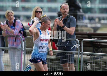 London, UK. 6. August 2017. Josh Griffiths (Großbritannien) unter Wasser Erfrischung an der IAAF Leichtathletik Weltmeisterschaften Herren Marathon Rennen Credit: Phil schlucken Fotografie/Alamy Live News Stockfoto