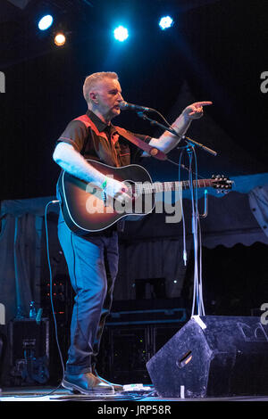 Mailand, Italien. 5. August 2017. Billy Bragg präsentiert sein neuesten Album "Shine a Light" während einer live-Performance. Bildnachweis: Luca Quadrio/Alamy Live-Nachrichten Stockfoto