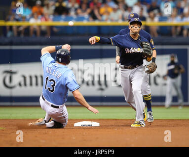 St. Petersburg, Florida, USA. 6. August 2017. WILL VRAGOVIC | Times.Tampa Bay Strahlen zweiter Basisspieler Brad Miller (13) gezwungen als Milwaukee Brewers Shortstop Orlando Arcia (3) schaltet Sonntag, 6. August 2017 das Doppelspiel auf den Stopfer von Catcher Wilson Ramos (40) im zweiten Inning des Spiels zwischen den Milwaukee Brewers und die Tampa Bay Rays im Tropicana Field in St. Petersburg, Florida. Bildnachweis: Willen Vragovic/Tampa Bay Times / ZUMA Draht/Alamy Live News Stockfoto