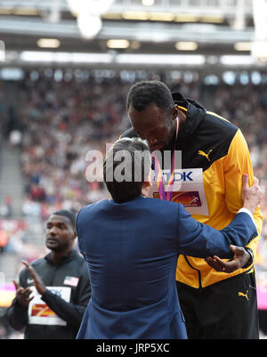 London, UK. 6. August 2017. Usain Bolt aus Jamaica (R) erhält seine Bronzemedaille von IAAF-Präsidenten Sebastian Coe nach die Männer 100 m-Finale bei den IAAF Weltmeisterschaften in der Leichtathletik im Olympiastadion in London, UK, 6. August 2017. Im Hintergrund ist Goldmedaillen-Gewinner Justin Gatlin (l) der USA. Foto: Rainer Jensen/Dpa/Alamy Live-Nachrichten Stockfoto