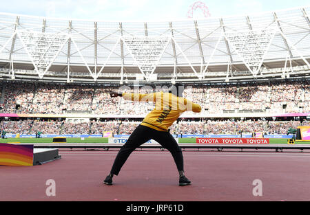 London, Großbritannien. 6. August 2017. Usain Bolt aus Jamaika (3) bei der Siegerehrung, nachdem die Männer 100 m-Finale bei den IAAF Weltmeisterschaften in der Leichtathletik im Olympiastadion in London, UK, 6. August 2017 Foto: Rainer Jensen/Dpa/Alamy Live News Stockfoto