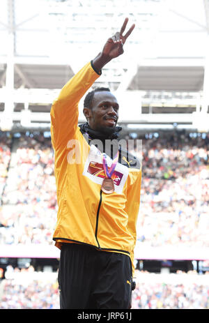 London, Großbritannien. 6. August 2017. Usain Bolt aus Jamaika (3) bei der Siegerehrung, nachdem die Männer 100 m-Finale bei den IAAF Weltmeisterschaften in der Leichtathletik im Olympiastadion in London, UK, 6. August 2017 Foto: Rainer Jensen/Dpa/Alamy Live News Stockfoto