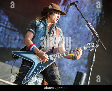 Wacken, Deutschland. 5. August 2017. Gitarrist Ryan Roxie aus den USA-band "Alice Cooper" auf der Bühne härter auf dem Wacken Open Air Festival in Wacken, Deutschland, 5. August 2017 durchführen. Wacken Open Air läuft vom 03. - 05.08.2017. Foto: Christophe Gateau/Dpa/Alamy Live News Stockfoto