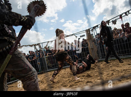 Wacken, Deutschland. 5. August 2017. Zwei Frauen in einem Käfig Kampf zeigen auf dem Wacken Open Air Festival in Wacken, Deutschland, 5. August 2017. Wacken Open Air läuft vom 03. - 05.08.2017. Foto: Christophe Gateau/Dpa/Alamy Live News Stockfoto