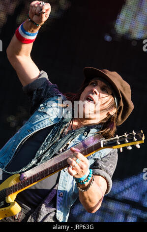 Wacken, Deutschland. 5. August 2017. Gitarrist Ryan Roxie aus den USA-band "Alice Cooper" auf der Bühne härter auf dem Wacken Open Air Festival in Wacken, Deutschland, 5. August 2017 durchführen. Wacken Open Air läuft vom 03. - 05.08.2017. Foto: Christophe Gateau/Dpa/Alamy Live News Stockfoto