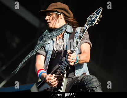 Wacken, Deutschland. 5. August 2017. Gitarrist Ryan Roxie aus den USA-band "Alice Cooper" auf der Bühne härter auf dem Wacken Open Air Festival in Wacken, Deutschland, 5. August 2017 durchführen. Wacken Open Air läuft vom 03. - 05.08.2017. Foto: Christophe Gateau/Dpa/Alamy Live News Stockfoto