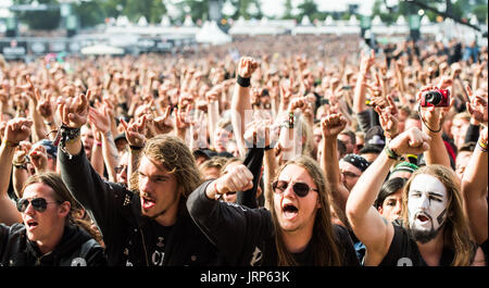 Wacken, Deutschland. 5. August 2017. FestivalbesucherInnen applaudieren deutsche Power-Metal-Band 'Powerwolf' auf dem Wacken Open Air Festival in Wacken, Deutschland, 5. August 2017. Wacken Open Air läuft vom 03. - 05.08.2017. Foto: Christophe Gateau/Dpa/Alamy Live News Stockfoto