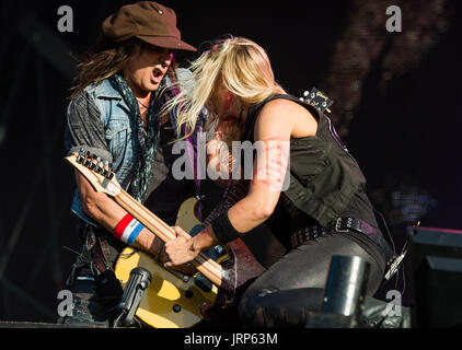 Wacken, Deutschland. 5. August 2017. Gitarristen Ryan Roxie (l) und Orianthi aus den USA-band "Alice Cooper" auf der Bühne härter auf dem Wacken Open Air Festival in Wacken, Deutschland, 5. August 2017 durchführen. Wacken Open Air läuft vom 03. - 05.08.2017. Foto: Christophe Gateau/Dpa/Alamy Live News Stockfoto