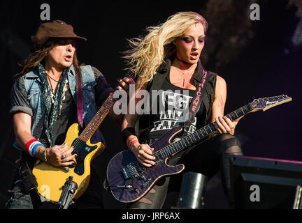 Wacken, Deutschland. 5. August 2017. Gitarristen Ryan Roxie (L) und Nita Strauss von der US-band "Alice Cooper" auf der Bühne härter auf dem Wacken Open Air Festival in Wacken, Deutschland, 5. August 2017 durchführen. Wacken Open Air läuft vom 03. - 05.08.2017. Foto: Christophe Gateau/Dpa/Alamy Live News Stockfoto