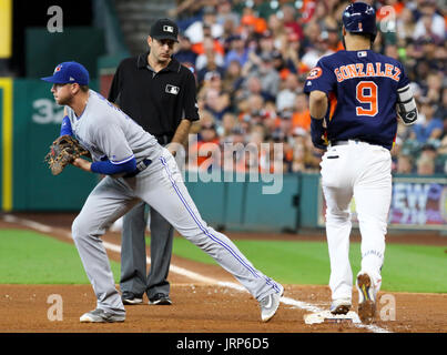 6. August 2017: Toronto Blue Jays erster Basisspieler Justin Smoak (14) Stichwörter erste Basis für Out-of-Houston Astros Shortstop Marwin Gonzalez (9) im vierten Inning während des MLB-Spiels zwischen der Toronto Blue Jays und die Houston Astros im Minute Maid Park in Houston, Texas. John Glaser/CSM. Stockfoto