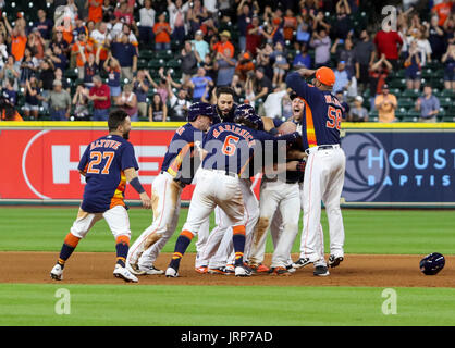 6. August 2017: The Houston Astros feiern nach einem Spaziergang aus Single im neunten Inning während des MLB-Spiels zwischen der Toronto Blue Jays und die Houston Astros im Minute Maid Park in Houston, Texas. John Glaser/CSM. Stockfoto