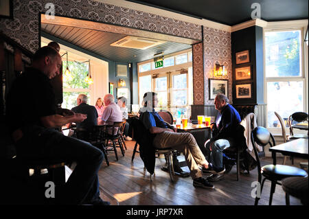 Männer Kunden in Porter Bach Pub Sheffield, Fußball im TV Stockfoto