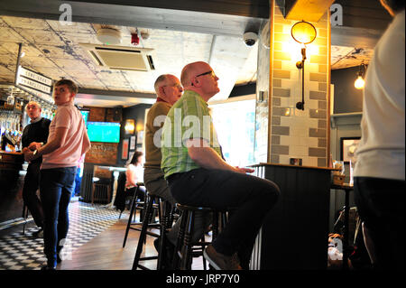 Kunden in Porter Bach Pub Sheffield, Fußball im TV Stockfoto