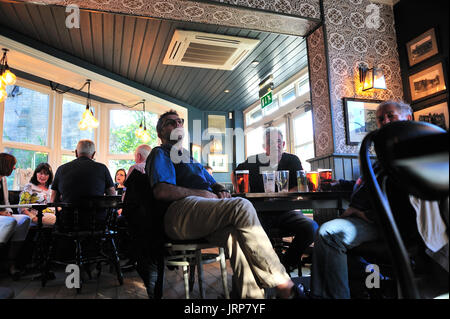 Kunden in Porter Bach Pub Sheffield, Fußball im TV Stockfoto