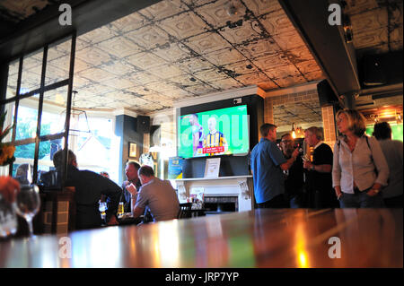 Kunden in Porter Bach Pub Sheffield, Fußball im TV Stockfoto