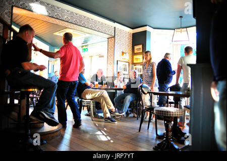 Kunden in Porter Bach Pub Sheffield, Fußball im TV Stockfoto