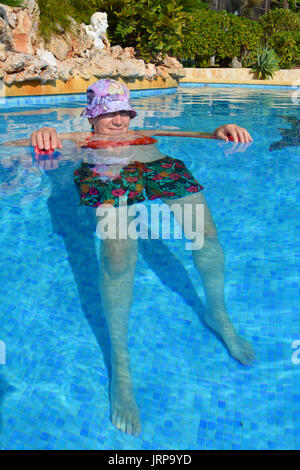 Cool bleiben! Frau Schwimmen im Schwimmbad, mit einem Pool noodl. Stockfoto