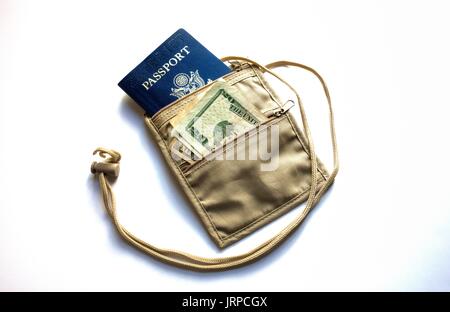 Eine tan neck Wallet mit uns einen US-Pass und US-Banknoten auf weißem Hintergrund Stockfoto