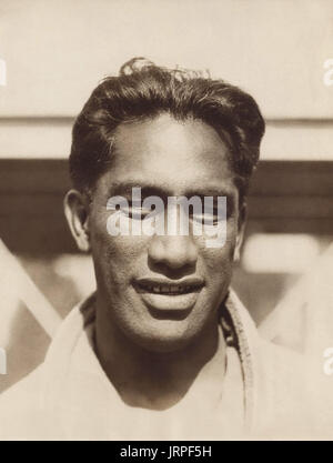Herzog Paoa Kahanamoku (1890-1968), oft einfach als "The Duke" bezeichnet war eine legendäre native Hawaiian Surfer gilt als Vater des modernen Surfens. Er war auch ein fünffacher Olympiasieger im Schwimmen, die an den Olympischen Spielen 1912, 1920 und 1924 teilgenommen, als auch eine Alternative für die US-Wasserball-Nationalmannschaft bei den Olympischen Spielen 1932. Kahanamoku ist in Swimming Hall Of Fame, die Surfen Hall Of Fame und der U.S. Olympic Hall Of Fame aufgenommen. (Hier abgebildet c1924) Stockfoto