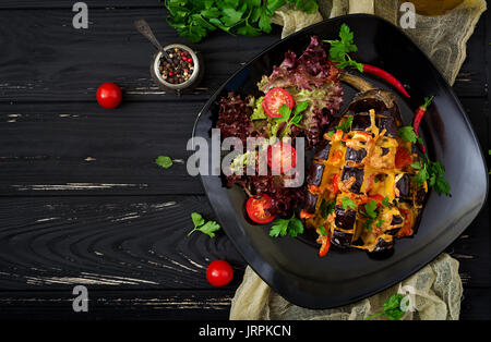 Auberginen überbacken mit Käse und Tomaten. Flach. Ansicht von oben Stockfoto