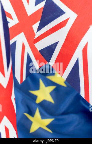 Cluster von Mini Union Jack Flaggen. Metapher britischer Patriotismus, patriotisch sein, den britischen Lebensstil feiern und Brexit, EU-Handel im Vereinigten Königreich. Stockfoto