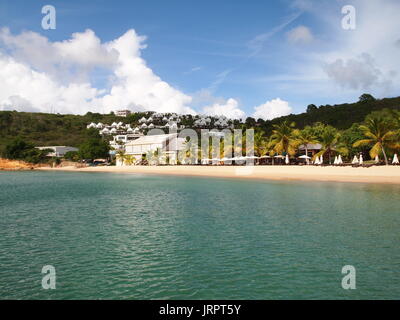 Crocus Bay Beach aus dem Dock, Anguilla, BWI. Da Vida am Strand und CeBlue Villen auf dem Hügel. Stockfoto