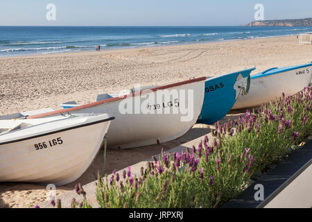 Salema, Portugal: Reihe von Fischerbooten Strände entlang Praia da Salema. Stockfoto