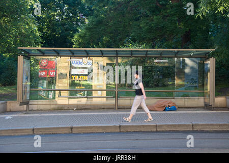 Eine Frau geht hinter einem Mann schlafen in einem straßenbahnwagen Tierheim in der Nähe von Charles Square (Karlova namesti) Prag Stockfoto