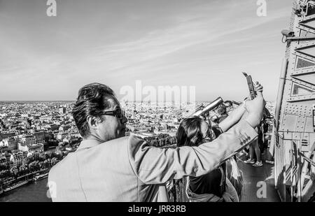 Touristen, die selfies vom Eiffelturm in Paris - Paris/Frankreich - 24. SEPTEMBER 2017 Stockfoto