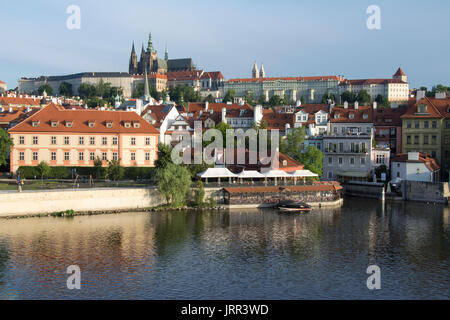 Am frühen Morgen auf der Karlsbrücke (Karluv most), Prag, Tschechien Stockfoto