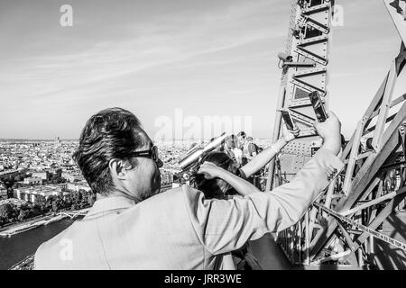 Touristen, die selfies vom Eiffelturm in Paris - Paris/Frankreich - 24. SEPTEMBER 2017 Stockfoto