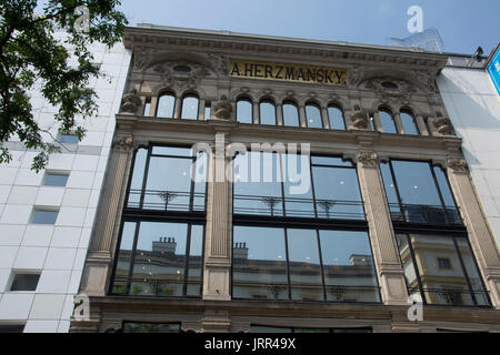 Art nouveau oder Jugendstil Fassade bewahrt in einem Gebäude im Viertel Mariahilf Wien, Österreich Stockfoto