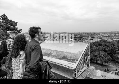 Touristen genießen Sie den Blick über Paris von Montmartre - Paris/Frankreich - 24. SEPTEMBER 2017 Stockfoto