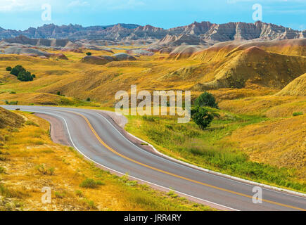 Yellow Mountain Road mit geologischen Gesteinsformationen in Badlands National Park in der Nähe von Rapid City in South Dakota, USA. Stockfoto