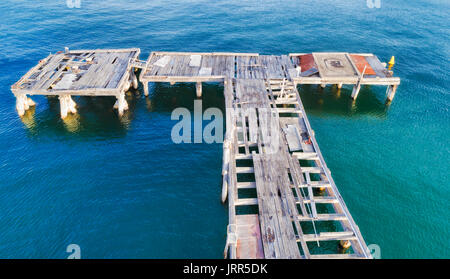 Alten hölzernen Steg aufgegeben und in der Mitte des Hafens von Sydney, in der Nähe von Kugeln Kopf finden, Berry Bay, Antenne drone erschossen. Stockfoto