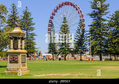 Riesenrad und Explorers' Monument, das sich in der Esplanade Park - Fremantle, WA, Australien Stockfoto