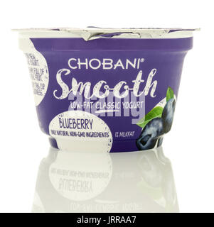 Winneconne, WI - 5. August 2017: ein Paket von Chobani glatte Joghurt Heidelbeere Geschmack auf einem isolierten Hintergrund. Stockfoto