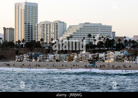 Playas de Santa Monica, cercano a la Ciudad de Los Angeles CA, la Foto fue tomada desde El Muelle de Santa Monica antes del anochecer Stockfoto