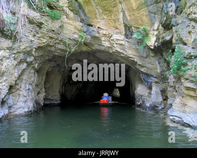 NINH BINH, VIETNAM, Juli, 20: Nicht identifizierte Touristen in Trang Ein JULI, 20, 2013. Trang Ein ist die malerische Umgebung, geordnetes Special von Vietnam. Stockfoto