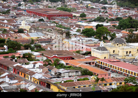 La Antigua Guatemala Vista desde Arriba del Cerro de la Cruz, se ven techos de Teja y La Cúpula de una iglesia Stockfoto