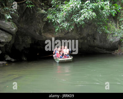 NINH BINH, VIETNAM, Juli, 20: Nicht identifizierte Touristen in Trang Ein JULI, 20, 2013. Trang Ein ist die malerische Umgebung, geordnetes Special von Vietnam. Stockfoto