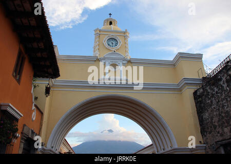 Arco con Reloj De La Calle Principal de La Antigua Guatemala, al Fondo se ve El Volcán de Agua, el arco es icono de la Ciudad y un punto de encuentro Stockfoto