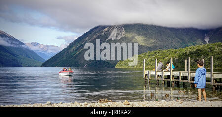 NELSON LAKES, NEW ZEALAND - 19.07.2016: die berühmte Nelson Lakes National Park in der Wintersaison von Neuseeland zu erkunden. Stockfoto