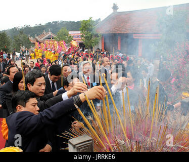 HAI DUONG, VIETNAM, Februar, 15.: Leute sorgen Chu Van ein traditionelles Festival am Februar 15, 2013 in Hai Duong, Vietnam. Stockfoto