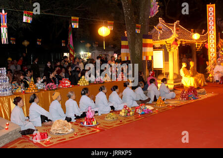 HAI DUONG, VIETNAM, Februar, 25.: Mönche und Gläubigen Zeremonie am Con Son Pagode am Februar 25, 2013 in Hai Duong, Vietnam. Con Son Pagode ist. Stockfoto