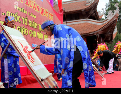 HAI DUONG, VIETNAM, Februar, 15.: der Lehrer in traditionellen Kostümen Buchstaben in das neue Jahr zu schreiben für gutes Glück an Chu Van ein Festival im Februar Stockfoto