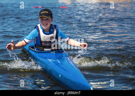 Ein Junge in einem Folge-Club in Polen. Harte Arbeit in einem Sport-Formular im Rudern und Kanufahren. Sportliche Teenager. Stockfoto